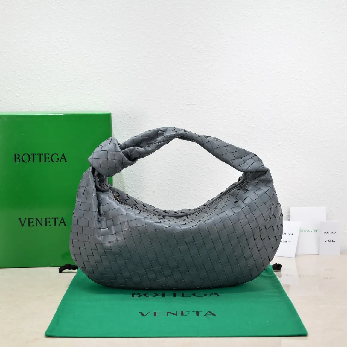 Batch 1860 Early spring new products#, cool style, retro style, full of vitality, free and easy, distinctive personality brings multi-layered charm to daily wardrobe~ 🔝The soft and flowing fabric conveys a soft touch# A relaxed and comfortable feeling is newly interpreted in the silhouette· Croissant woven sheepskin Size: Width 40 Height 48 Thick 16 [6698#]